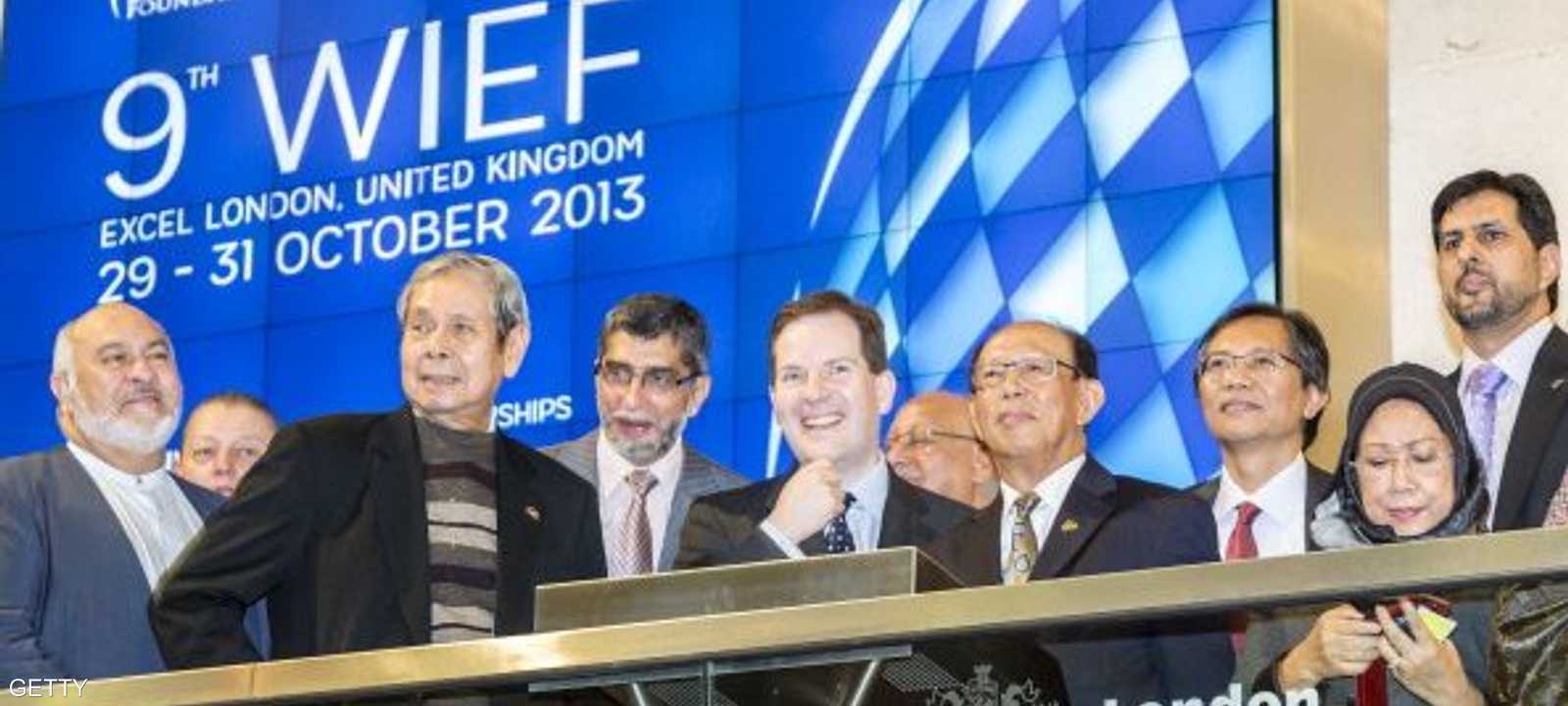 الرئيس التنفيذي لبورصة لندن ورئيس مؤسسة المنتدى الاقتصادي الإسلامي العالمي يفتتحان السوق إيذانا ببدأ أعمال المنتدى