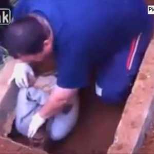 الرجل أثناء عملية إخراجه من القبر