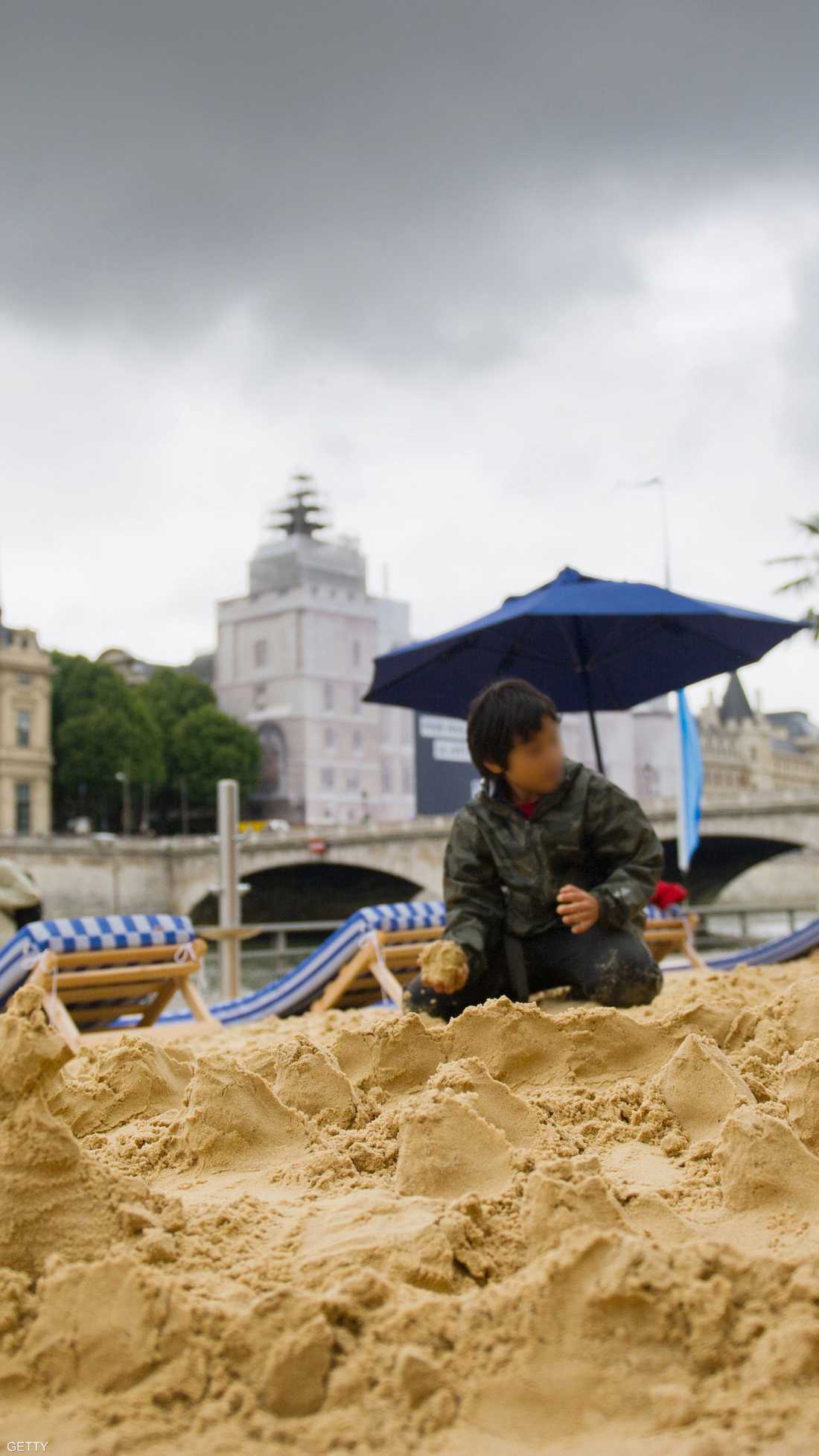 رمال مطواعة تغري أنامل الطفل وتلهب خياله الحالم اللاهي