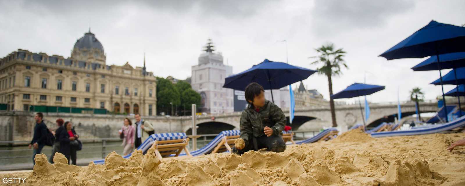 رمال مطواعة تغري أنامل الطفل وتلهب خياله الحالم اللاهي