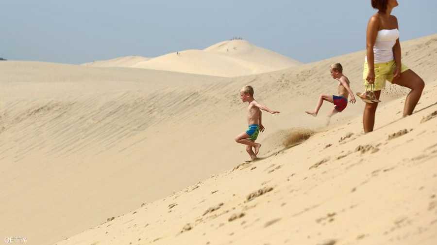 فرص الانزلاق والرقض والقفز، أفضل ما تهديه الرمال للطفولة