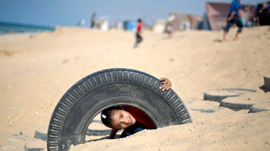 المشاكسات فاكهة طرب لتحصيل الأطفال في حضن الرمال