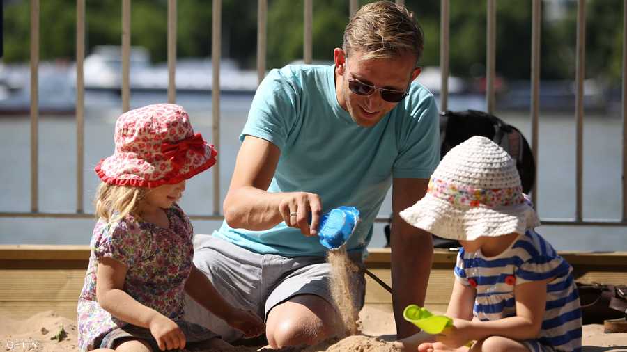 حينما تكون لعبة الرمال عائلية، فجرعة المتعة فيها حتما مضاعفة