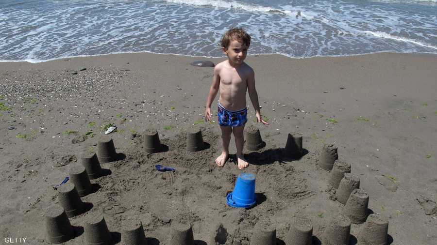 لطالما رافقت الرمال بمجسماتها الصور التذكارية المخلدة لأيام الطفولة المنصرمة