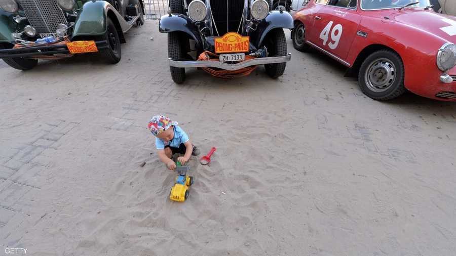 حتى لو كانت كمية الرمال ضئيلة، ففضول الطفل نحوها ومتعته بها لا يكبحها شيء