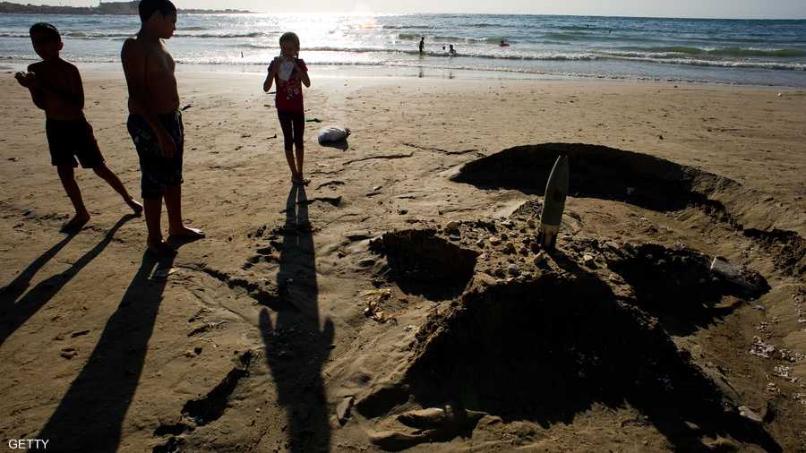 وبما أنها مسرح للإفصاح عما يجول بخاطر الطفل، فقد تتحول بعناصرها لمرآة لواقعه المر