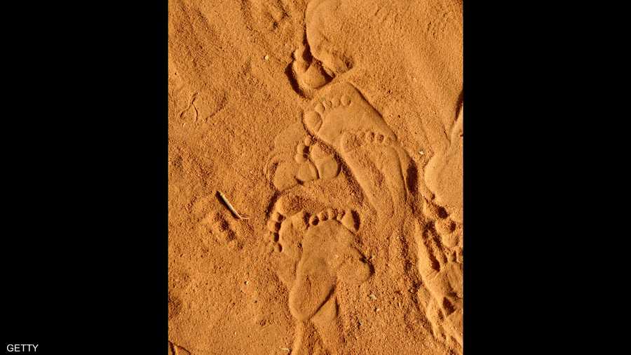 وعلى وجهها الناعم تترك آثار أقدام الصغار المتداخلة، ذكرى أيام الطفولة الحلوة