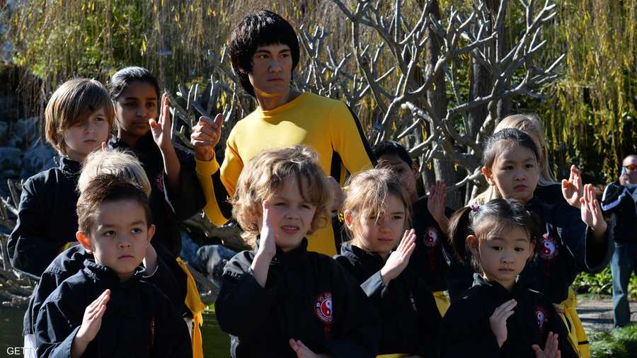 أطفال أستراليون يقلدون حركات بروس لي في حديقة بسيدني
