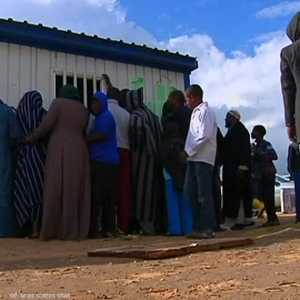 معاناة وظروف قاسية تواجه النازحين