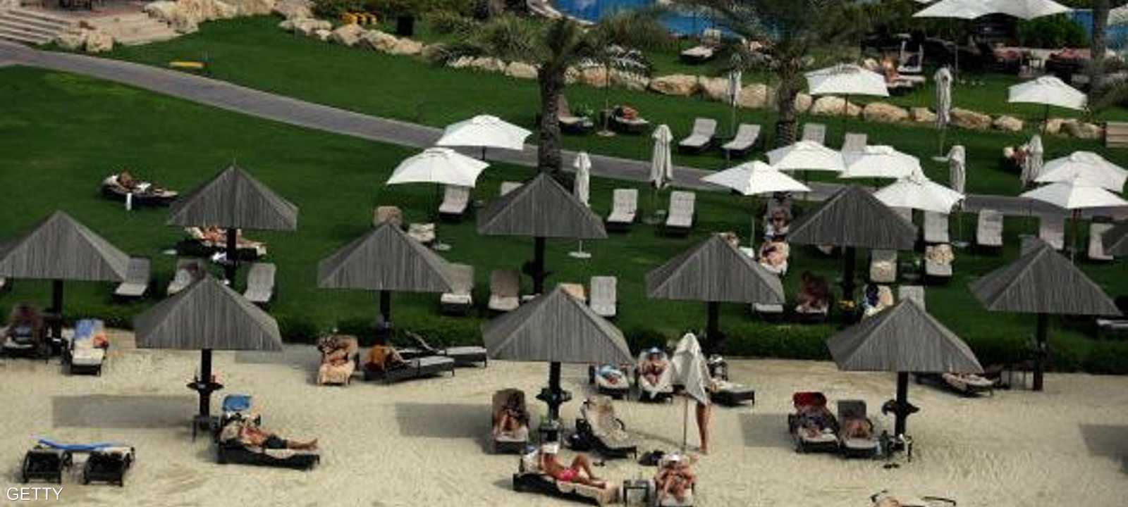 السياح الأجانب يستمتعون بشمس دبي