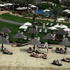 السياح الأجانب يستمتعون بشمس دبي