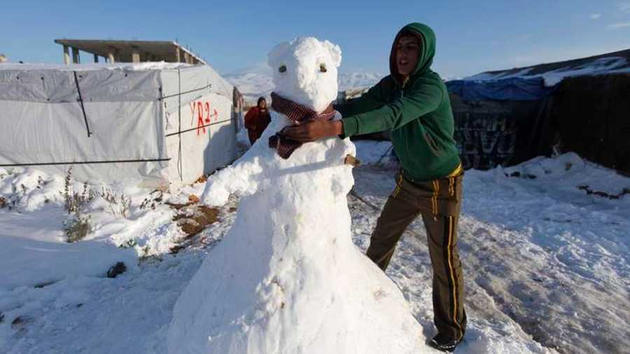 اللعب بالثلج أحد أوجه الهروب من المأساة بالنسبة للأطفال اللاجئين