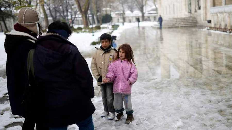 زينب مع شقيقها علي يحاولان الحصول على بعض المال من المارة في اسطنبول التركية