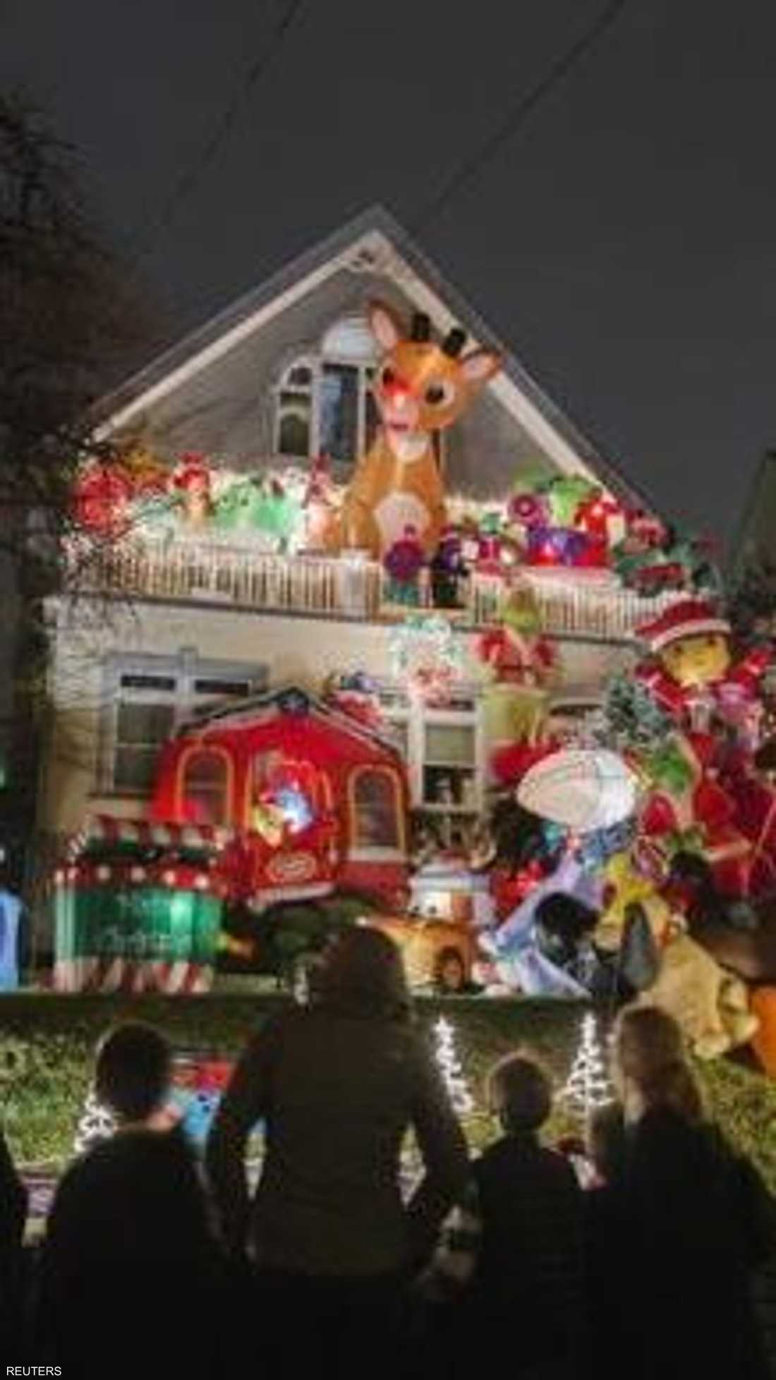 زينة مميزة تخطف انتباه المارة، فتبطاطئ رحلتهم ليقفوا ويتمعنوا 