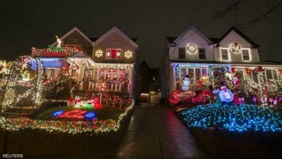 جيران يتنافسون على تعليق أجمل أشكال الزينة احتفالا بعيد الميلاد