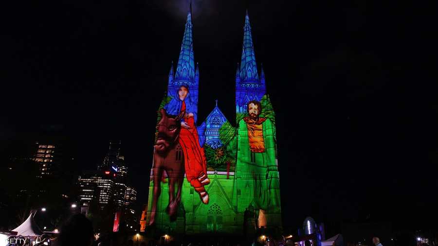 أضواء خلابة تشكل لوحات على كاتدرائية سانت ماري بأستراليا