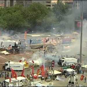 وفي يونيو 2013 تحول تحرك كثيف لمنع إزالة حديقة غيزي واقتلاع أشجارها لصالح المشروع العقاري إلى مظاهرات غير مسبوقة. (أرشيف)