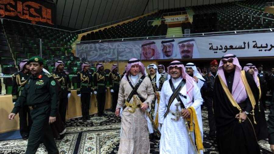 النائب الثاني لرئيس الوزراء السعودي مقرن بن عبد العزيز يتقدم الأمير تشارلز عقب وصوله للمشاركة فى رقصة العرضة التقليدية.