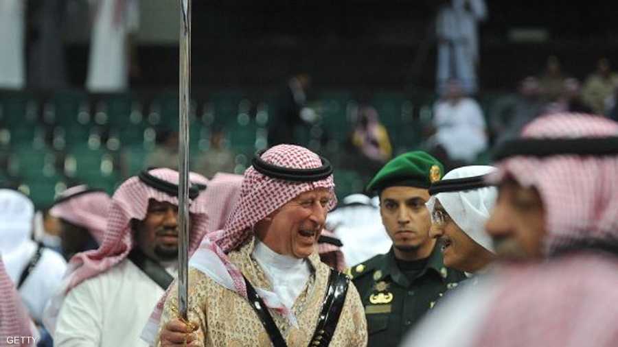 الأمير تشارلز وهو يحمل السيف.