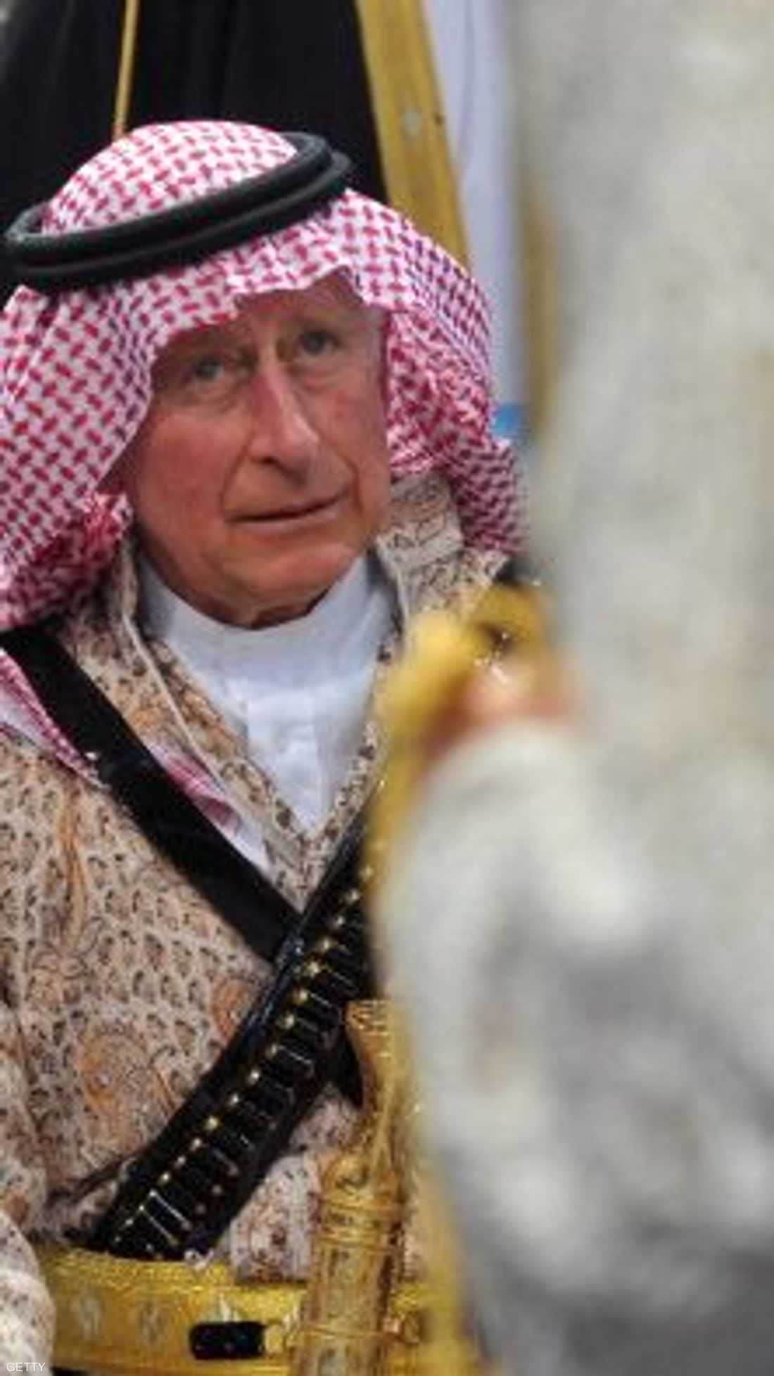 شارك ولي العهد البريطاني الأمير تشارلز برقصة العرضة التقليدية في مهرجان الجنادرية للثقافة والتراث، الثلاثاء.