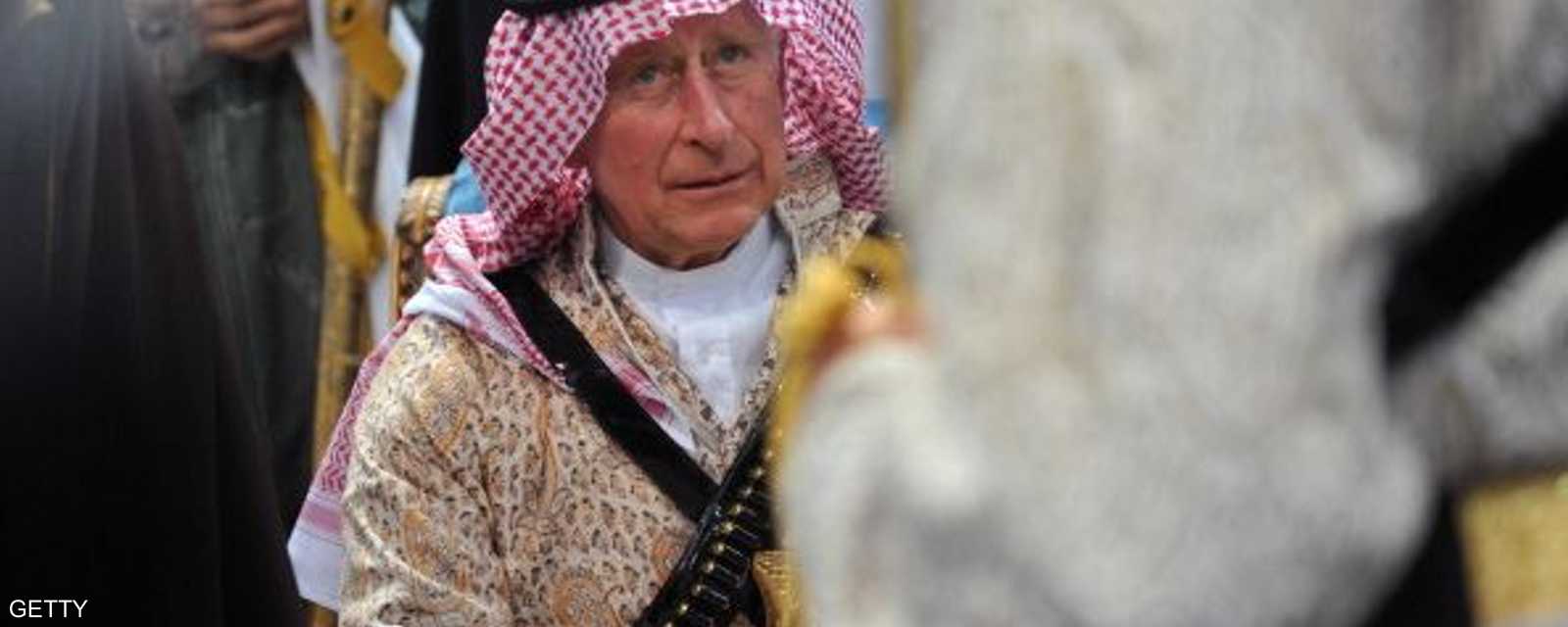 شارك ولي العهد البريطاني الأمير تشارلز برقصة العرضة التقليدية في مهرجان الجنادرية للثقافة والتراث، الثلاثاء.