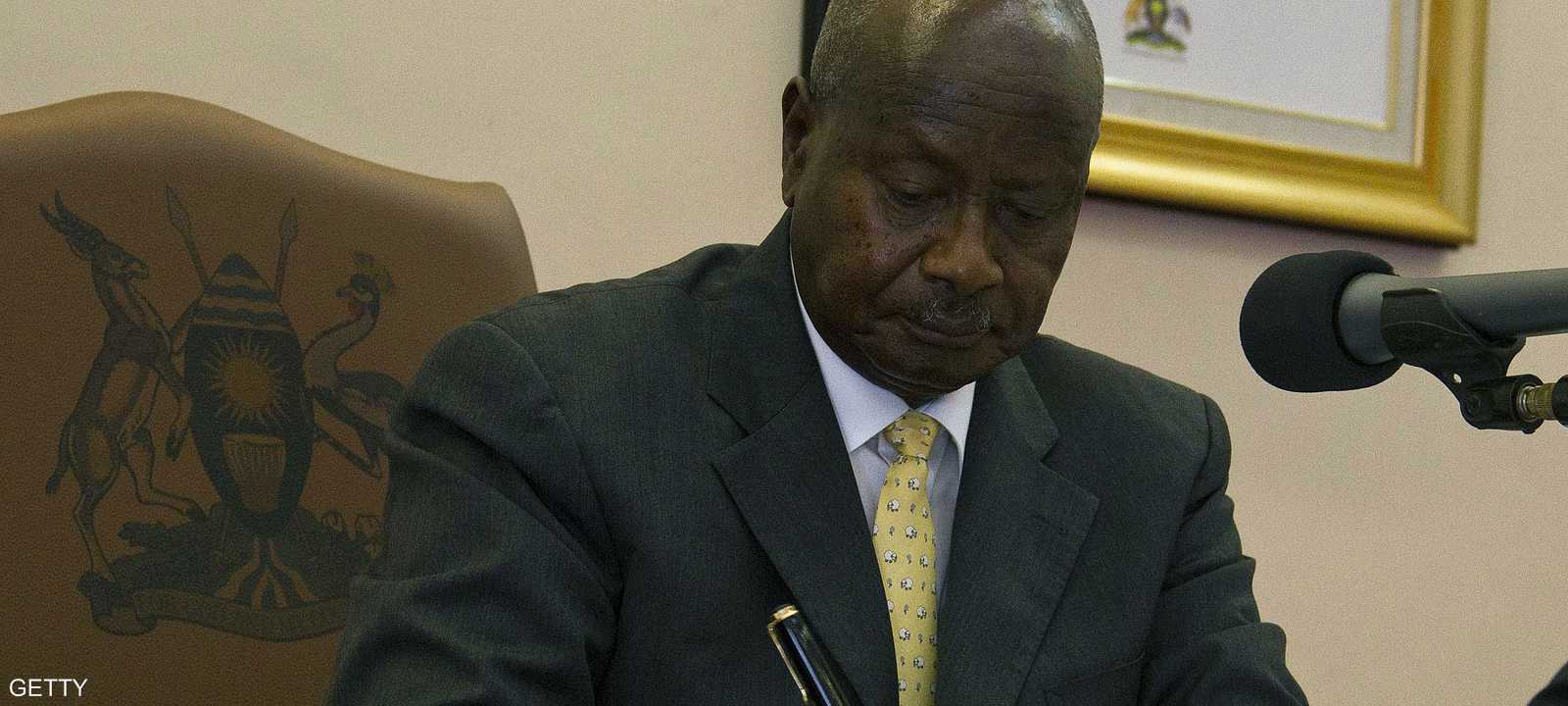 رئيس أوغندا يوقع على مشروع قانون مكافحة المثلية الجنسية في 24 فبراير 2014.