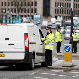 شرطة لندن اعتقلت 20 شخصا في بريطانيا خلال الحملة على عصابات تبيع أسهما وهمية.