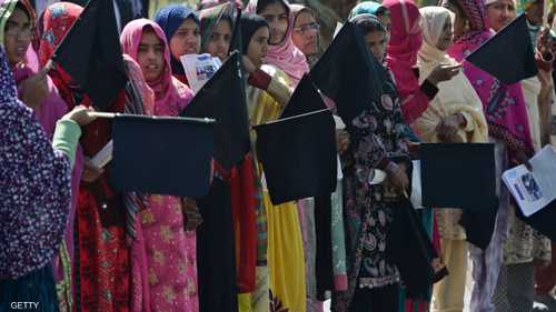 ناشطات باكستانيات يحملن أعلام سوداء احتجاجا على أوضاع المرأة أثناء مشاركتهن في مسيرة بإسلام آباد.