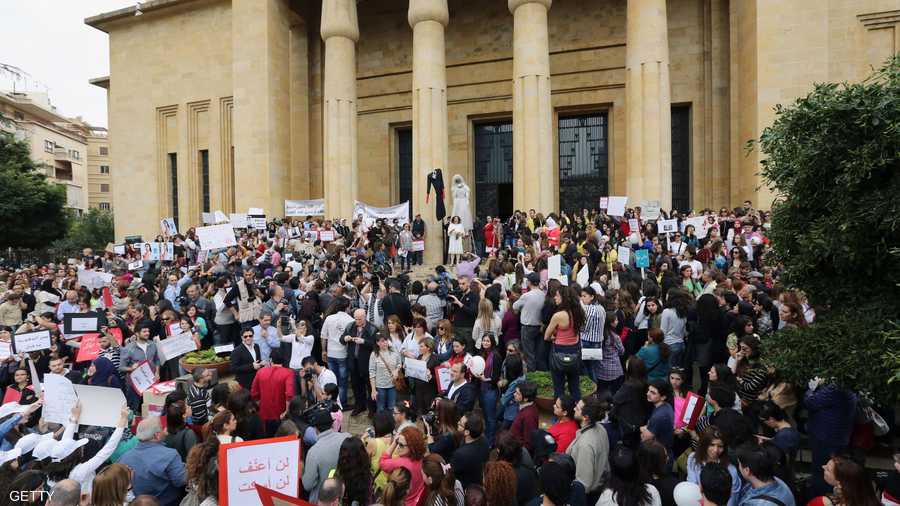 لبنانيات يحتفلن باليوم العالمي للمرأة في العاصمة بيروت للمطالبة بإقرار قانون حماية المرأة
