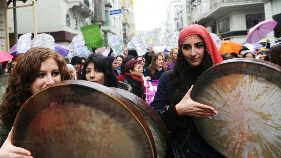 التركيات احتفلن بالمناسبة في ميدان تقسيم بإسطنبول، باستخدام آلات موسيقية.