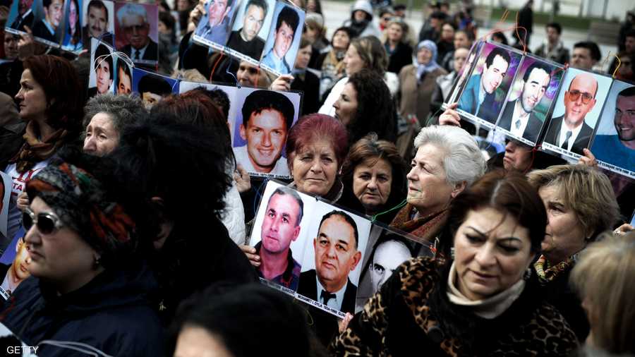 نساء من أصول ألبانية يحملن صور ذويهم المفقودين منذ انتهاء حرب كوسوفو، وذلك ضمن تظاهرة لإحياء اليوم العالمي للمرأة. 