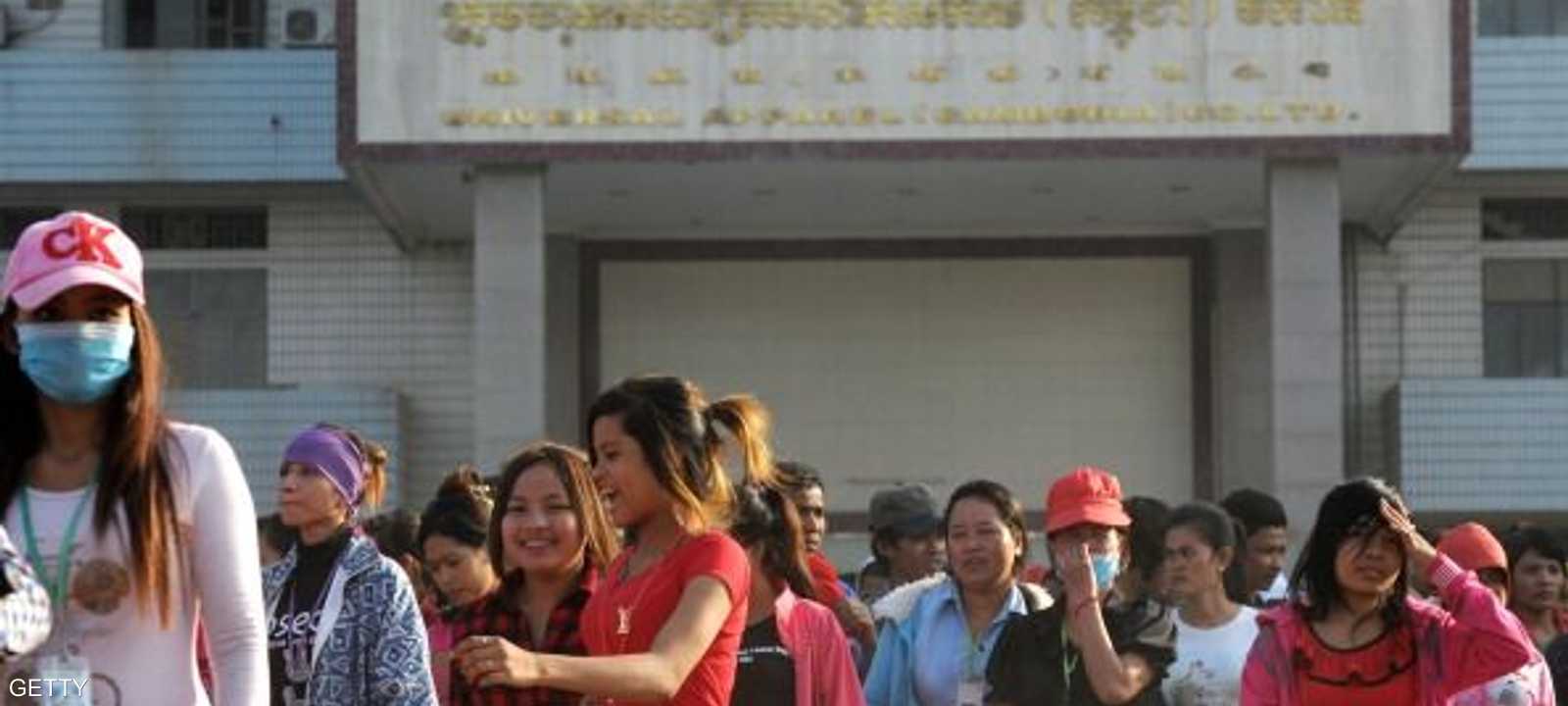 فتيات كمبوديات يتوجهن إلى مقر عملهن في أحد المصانع- أرشيفية