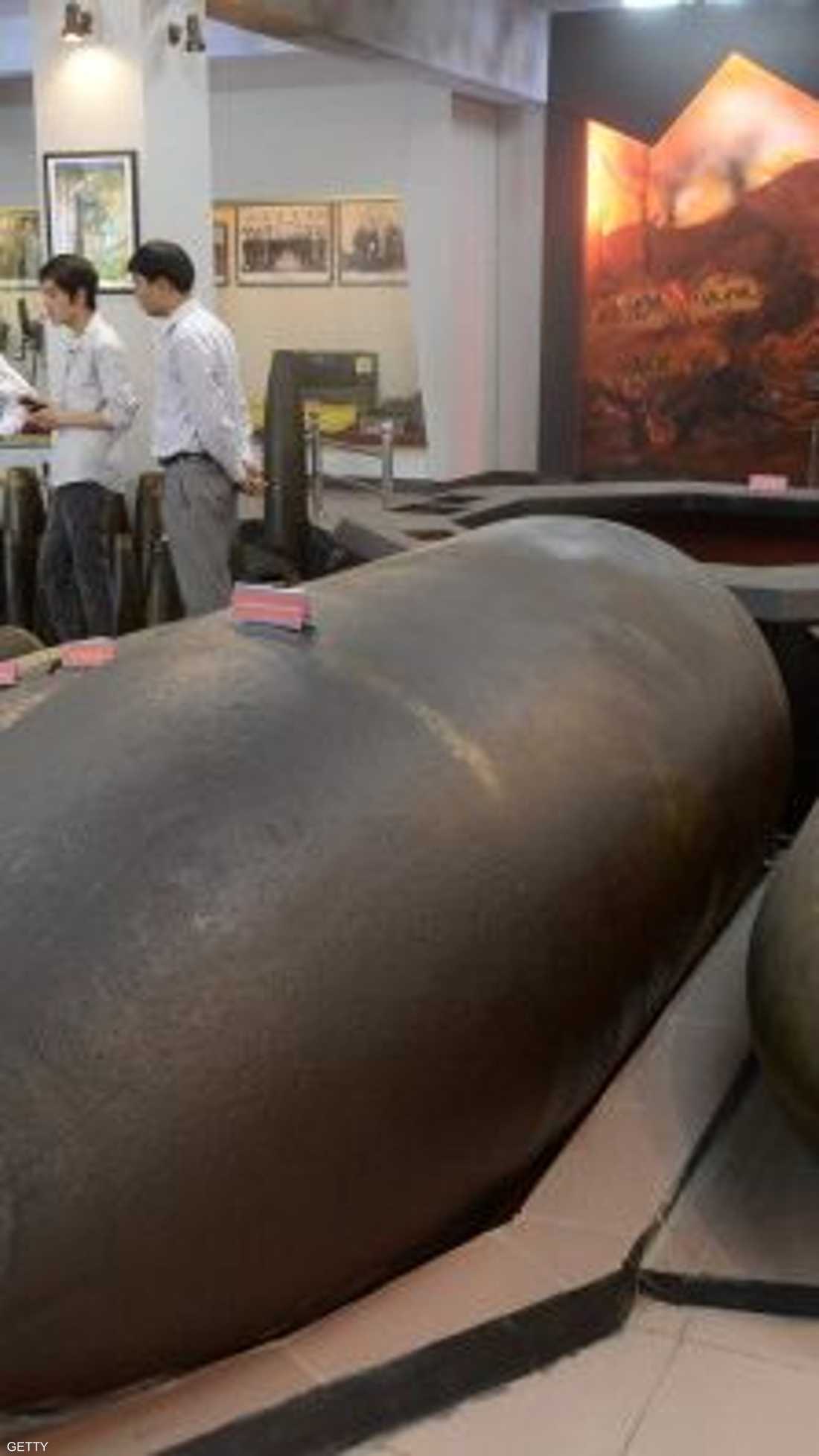 مجموعة مختلفة من القذائف والألغام التي عانت منها فيتنام، معروضة بالمتحف العسكري التاريخي في هانوي