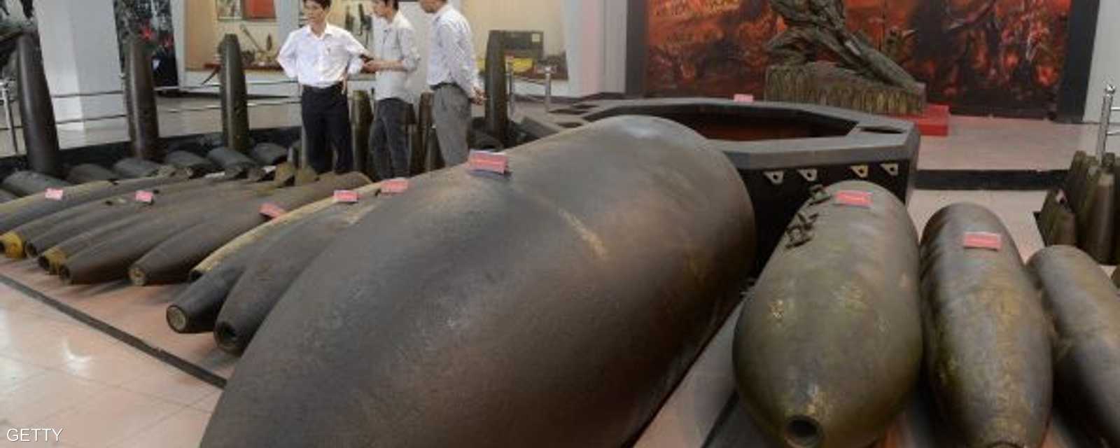 مجموعة مختلفة من القذائف والألغام التي عانت منها فيتنام، معروضة بالمتحف العسكري التاريخي في هانوي