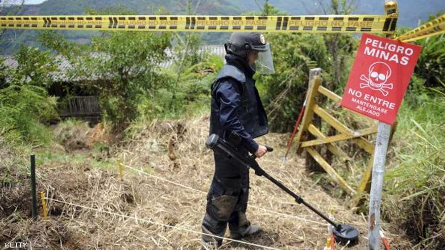 في كولومبيا.. أحد مهندسي الجيش يقوم بعملية كشف عن الألغام.