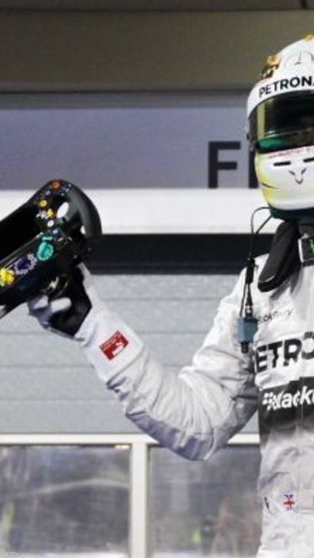 البريطاني لويس هاملتون يحتفل بفوزه بالمركز الأول في سباق جائزة البحرين الكبرى 