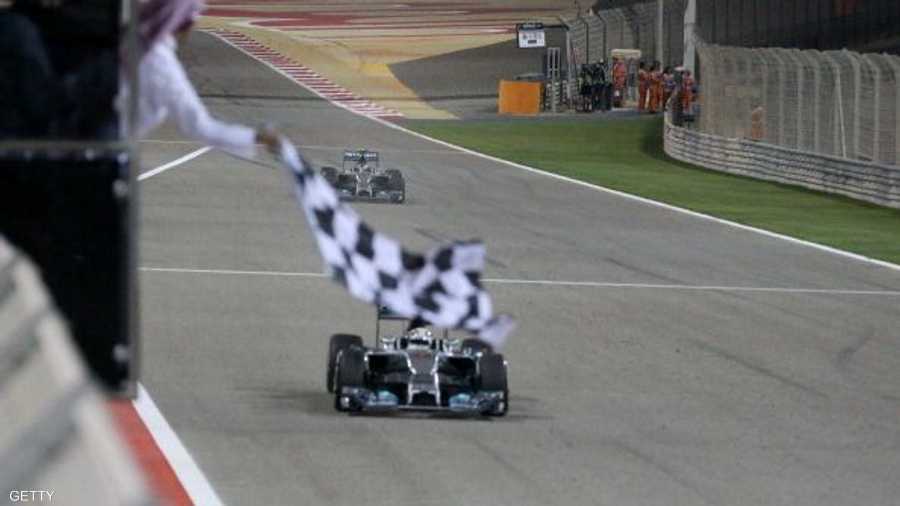 هاميلتون يجتاز خط النهاية محتلا المركز الأول في سباق الفورمولا وان في حلبة البحرين