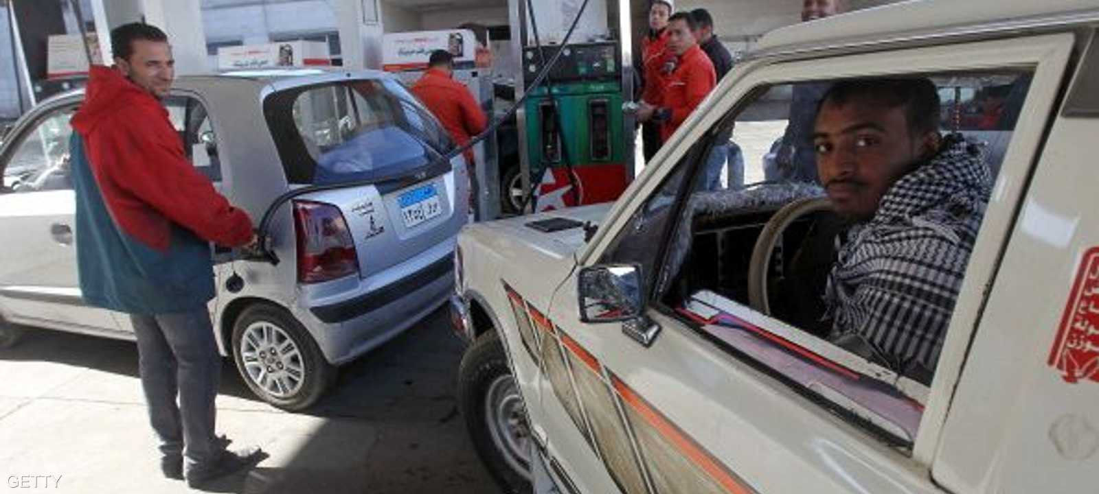 يعاني المصريون من نقص كميات الوقود