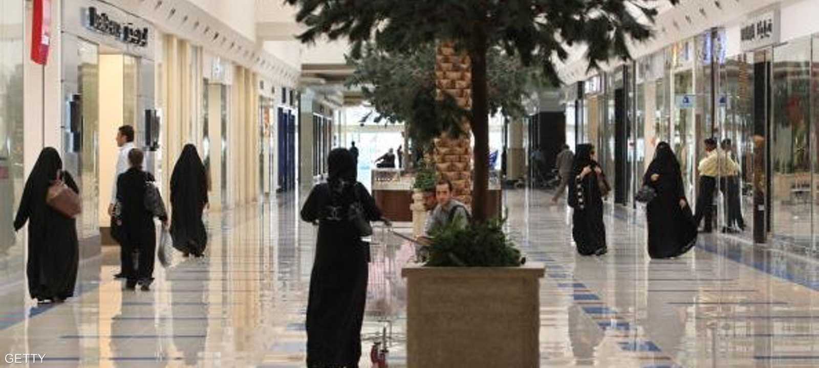 سعوديات يتسوقن بأحد المراكز التجارية في العاصمة الرياض 