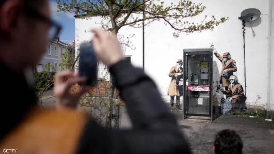 وآخرون يخلدون جدارية بانكسي بصور من هواتفهم الذكية