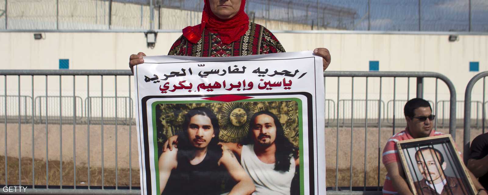 امرأة من فلسطينيي 48 تطالب بالإفراج عن الأسرى الفلسطينيين في السجون الإسرائيلية.
