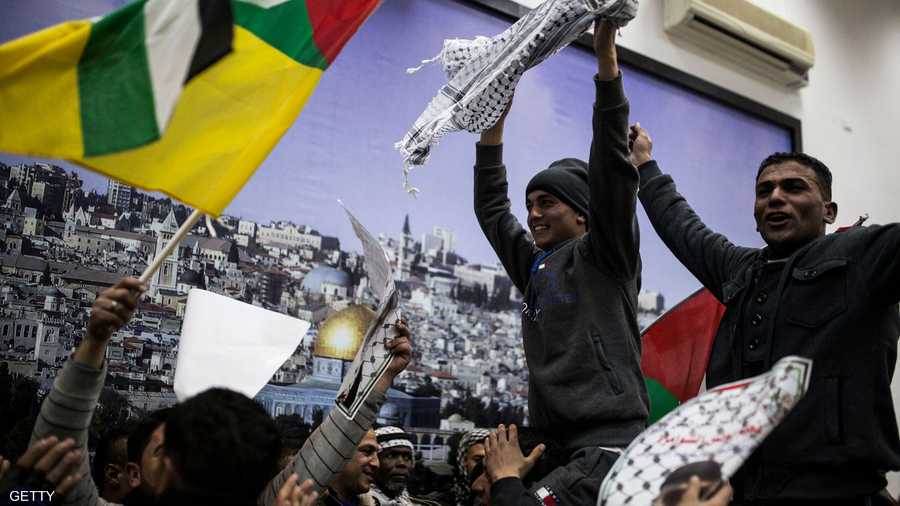 فلسطينييون يحتفلون بالإفراج عن 26 أسيرا قضوا في سجون الاحتلال الإسرائيلي أكثر من 20 عاما.