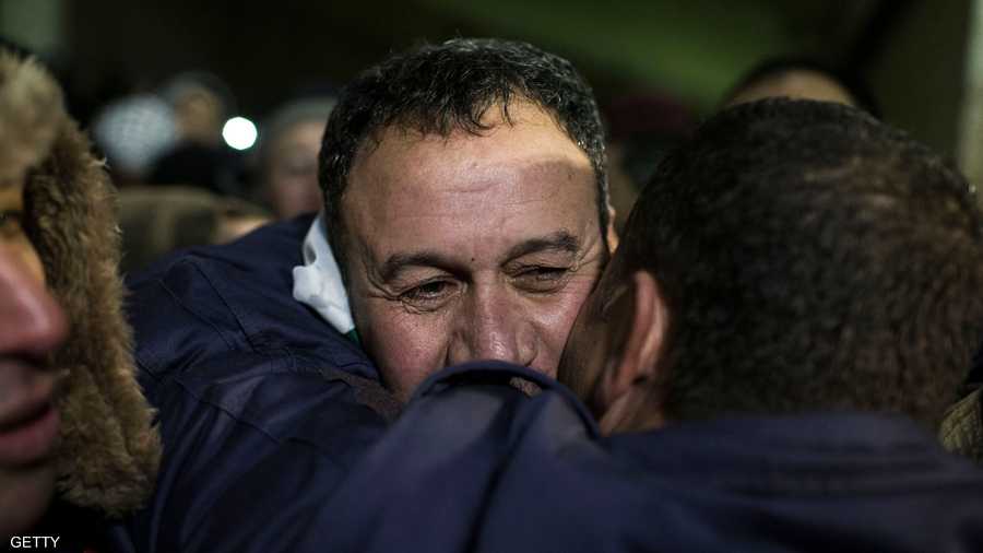 أحد الأسرى الفلسطينيين المحررين وعناق حار مع أحد الأصدقاء.