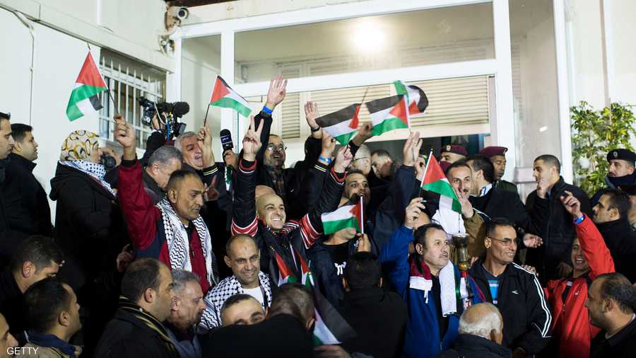 مجموعة من المعتقلين الفلسطينيين القدامى بعد الإفراج عنهم في ديسمير 2013.
