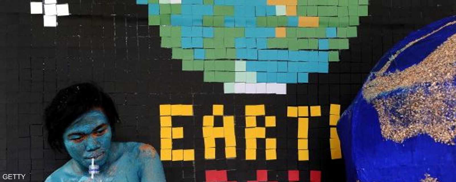 ناشط بيئي في فعالية لحملة تستهدف الحفاظ على البيئة وذلك خلال الاحتفال بيوم الأرض العالمي في إندونيسيا