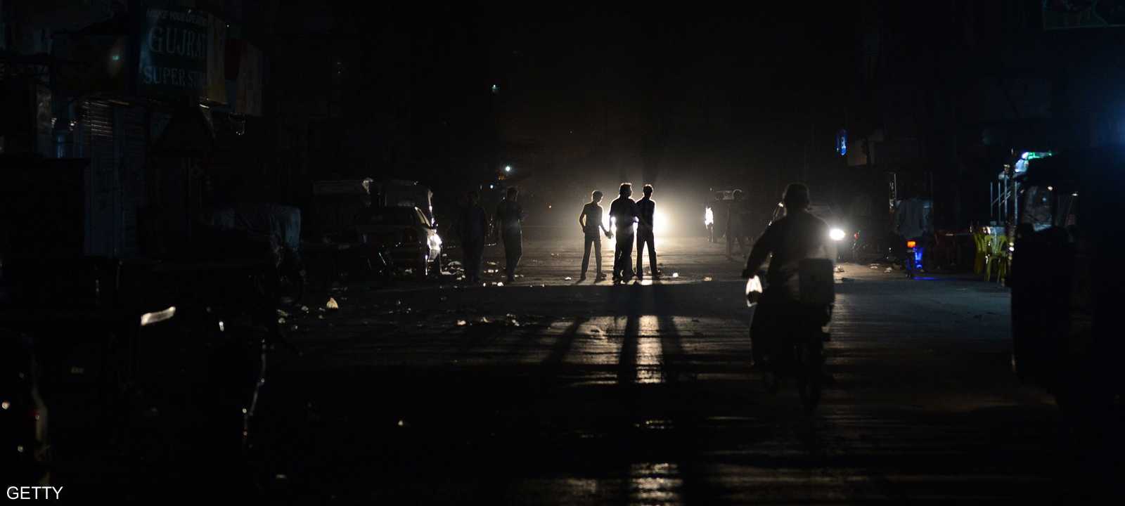 الباكستانيون يعانون الانقطاع المتكرر للتيار الكهربائي لمدة قد تصل إلى 12 ساعة 