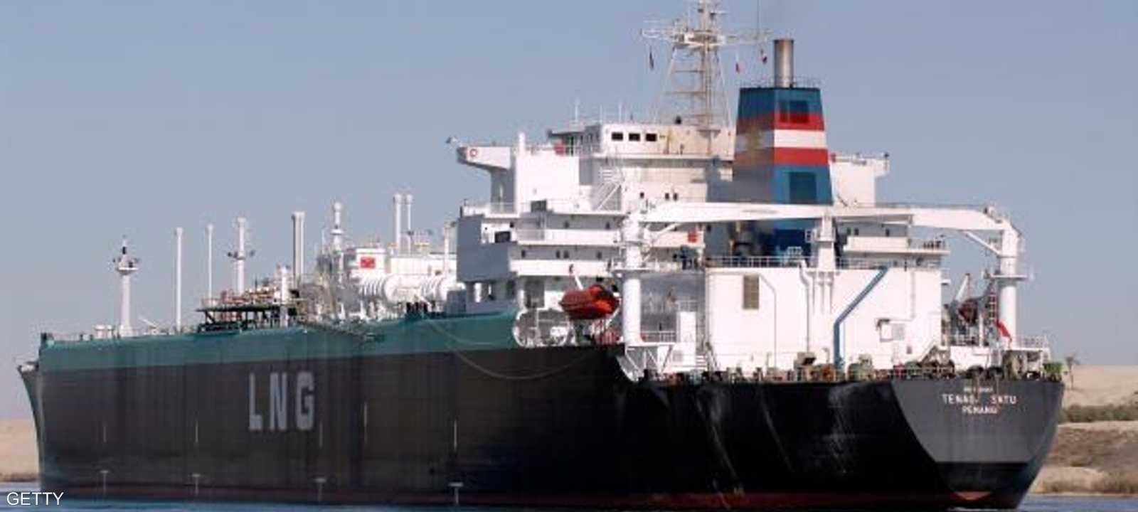 سفينة محملة بالغاز المسال ترسو في قناة السويس (أرشيفية)