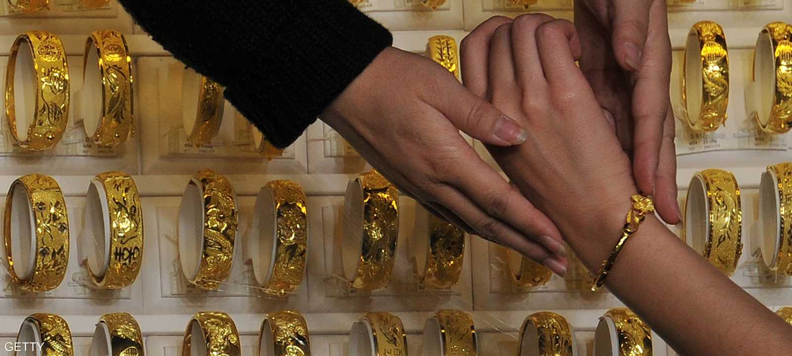 ينظر المستثمرون للذهب كملاذ آمن في أوقات التقلبات السياسية والاقتصادية.