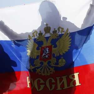 موالون لروسيا في لوغانسك يرفعون علم روسيا