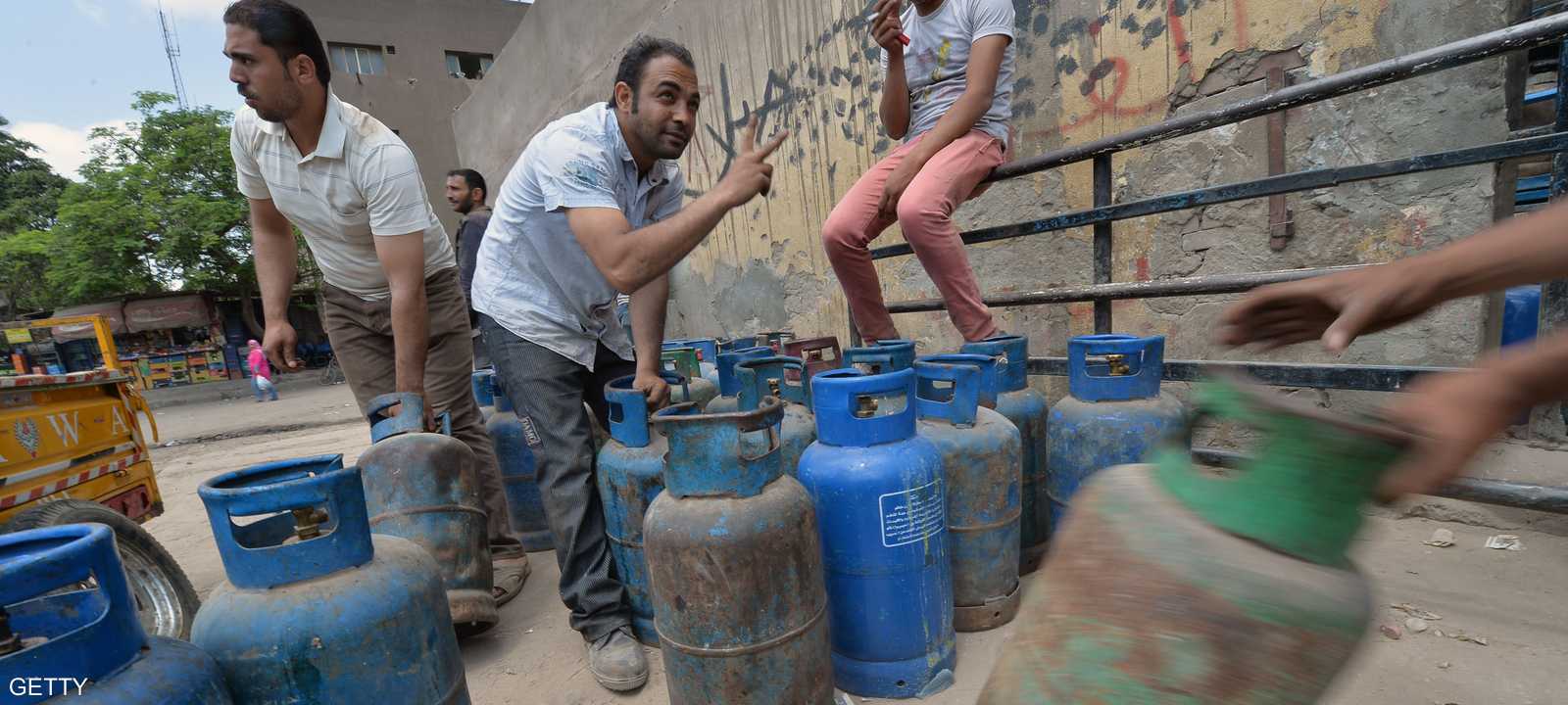 مصريون في مستودع لتعبئة غاز الطهي في القاهرة - أرشيف.